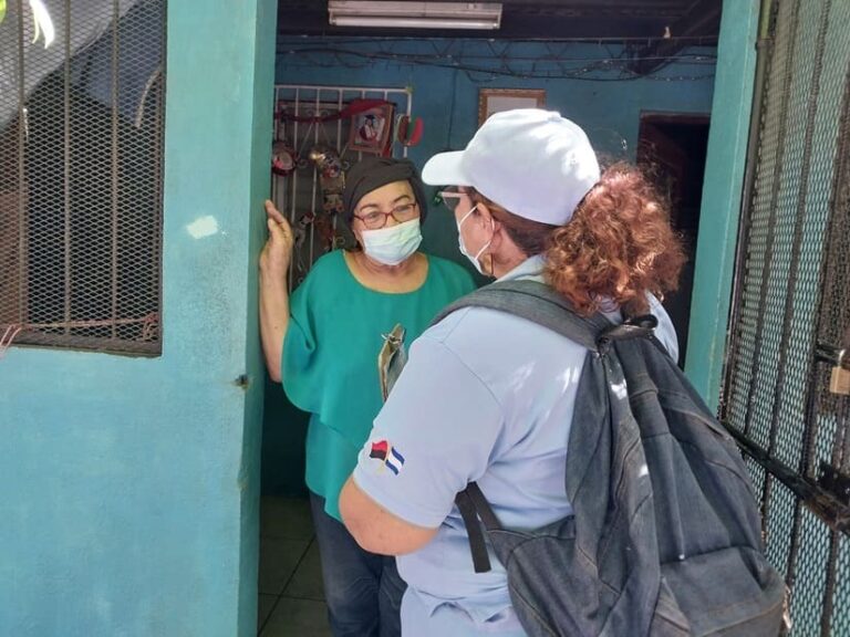 Brigadistas del MINSA llevan mensaje de prevención del dengue a las familias