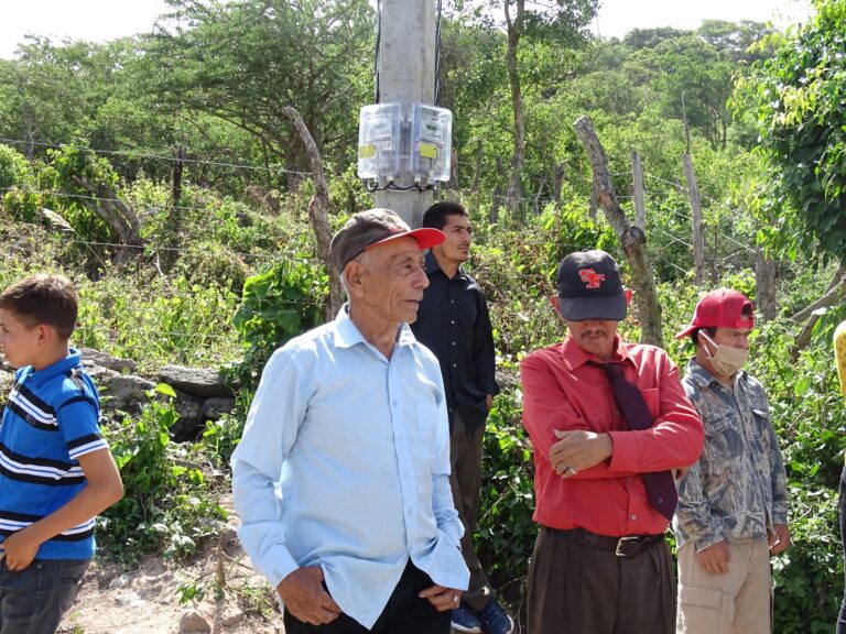 Electrifican comunidad en Santa María de Pantasma