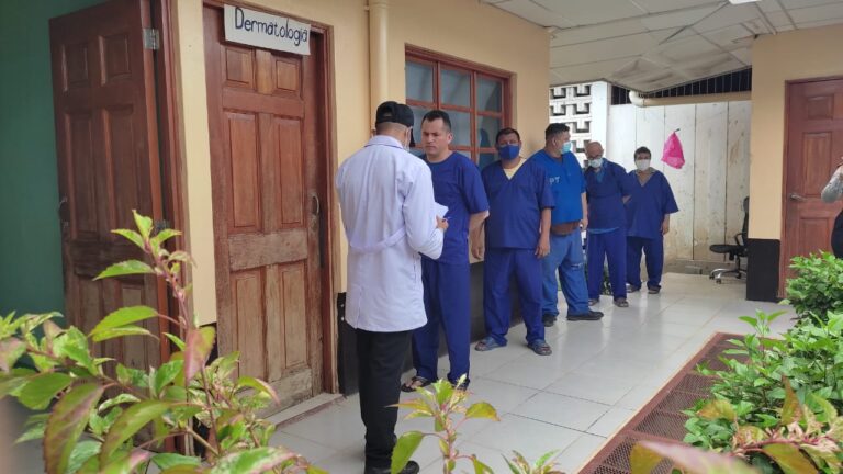 Atienden a privados de libertad en una Feria de Salud