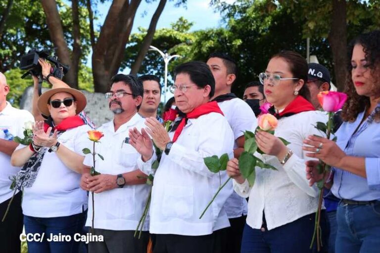 Cancillería y Asamblea rinden homenaje al Comandante Carlos