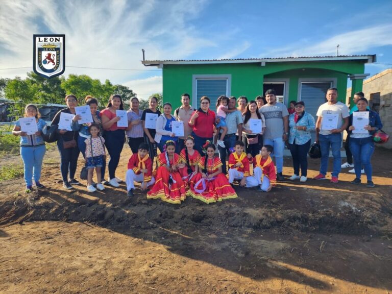 Familias de León reciben su vivienda