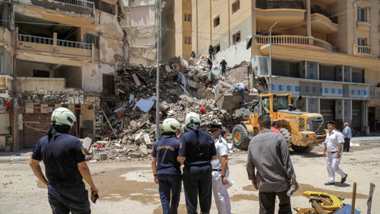 Derrumbe de edificio de 13 pisos en Egipto deja cuatro heridos