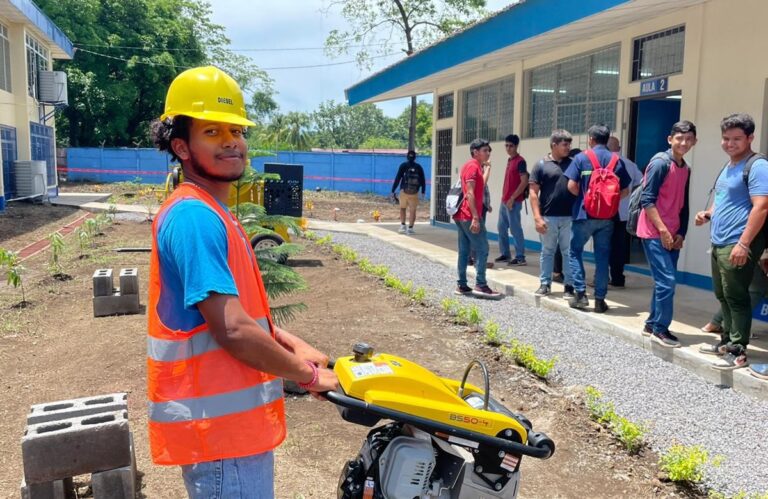 Inauguran dos aulas didácticas en el Centro Tecnológico de Chinandega