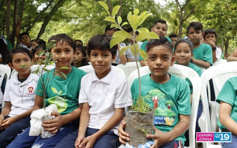 Comunidad educativa celebra el Día Nacional del Árbol