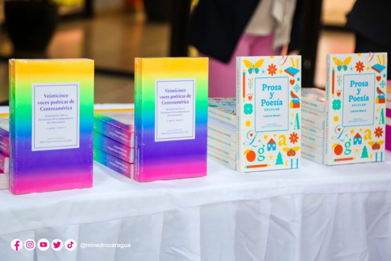 Embajada de Chile dona libros al Ministerio de Educación