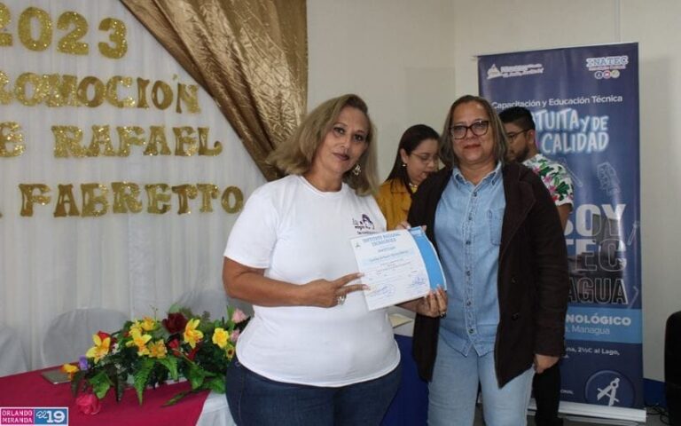 Entregan certificados a estudiantes del Centro Tecnológico Padre Rafael María Fabretto