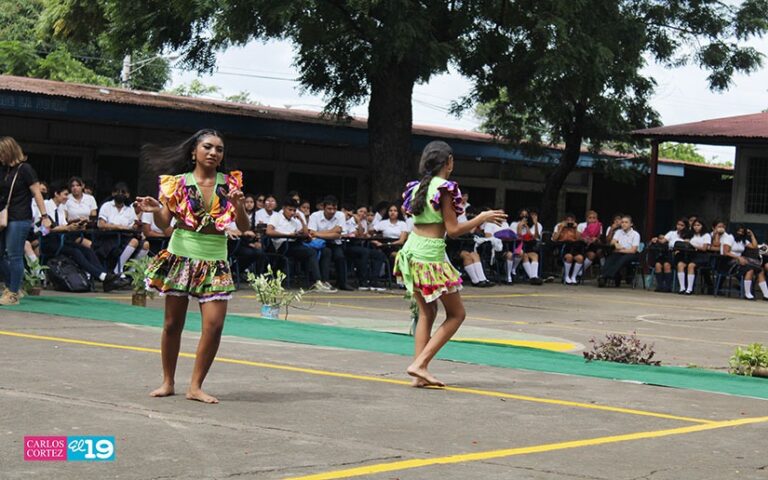 Estudiantes celebran el Día del Maestro Nicaragüense en Managua