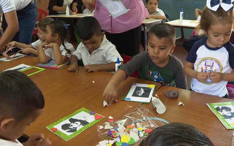 Niños del CDI Hialeah decoran retratos de héroes de Nicaragua