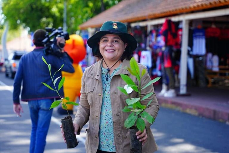 Entregan plantas medicinales a familias en la Avenida Bolívar Chávez