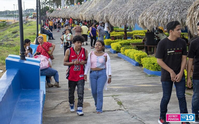 Centenares de familias visitan el Puerto Salvador Allende