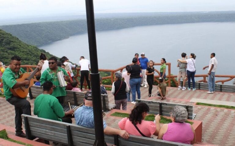 Familias disfrutan de su fin de semana en el Mirador de Catarina