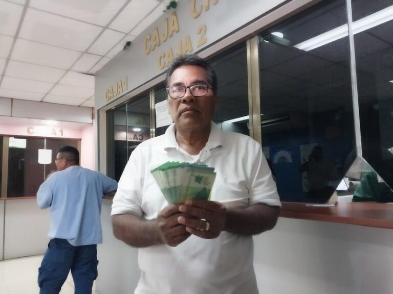 Sector salud recibe su salario del mes de Julio