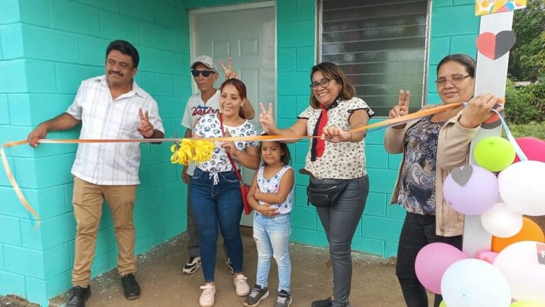Entregan a 6 familias su vivienda digna
