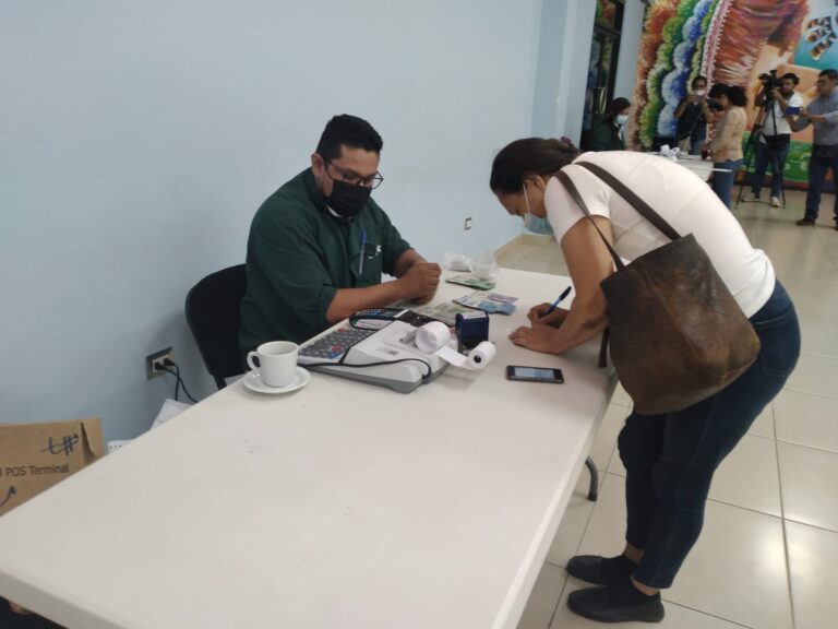 Trabajadores de Educación reciben su salario de Julio