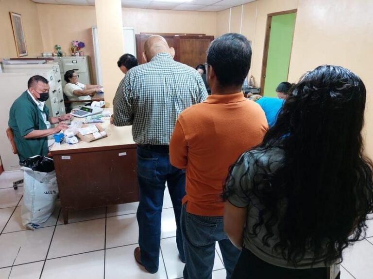 Trabajadores de las instituciones del Estado reciben su salario de julio