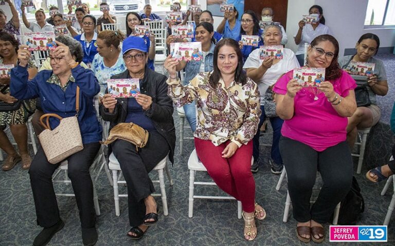 Familias nicaragüenses conocen sobre la Cartilla Menopausia