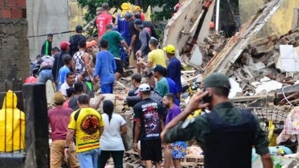 Rescatan de los escombros a señora de 65 años