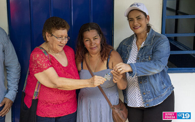 Entregan vivienda digna en el barrio Anexo a Valle Dorado