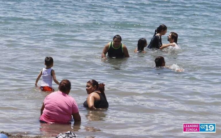 Familias visitan la Laguna de Xiloá