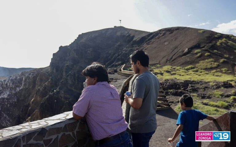 Turistas visitan el Volcán Masaya