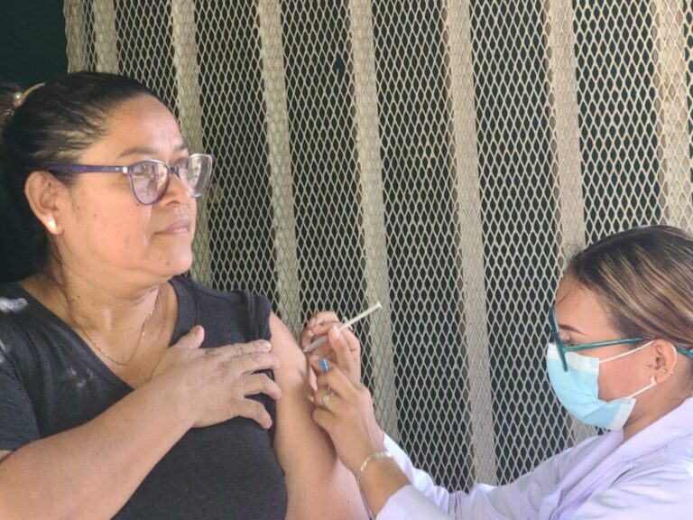 Familias del barrio 18 de Mayo se vacunan contra la Covid-19