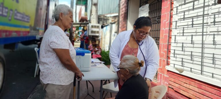 Acercan la atención médica a pobladores del barrio San Sebastián