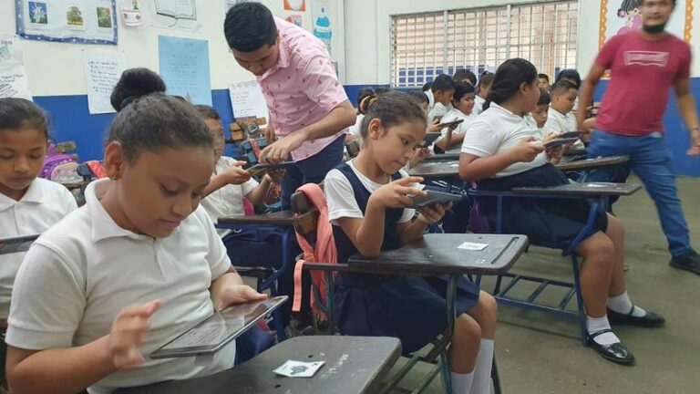 Dotan de un aula digital a colegio Bertha Díaz