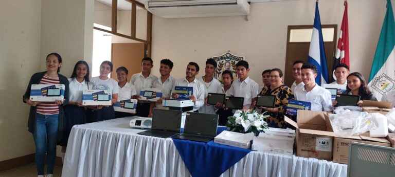 Escuela de Matagalpa recibe equipos digitales móviles