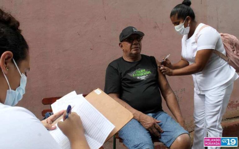 Familias del barrio Dinamarca son vacunas contra el COVID-19