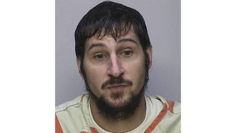 Reo señalado de asesinato se escapa de una cárcel de EEUU