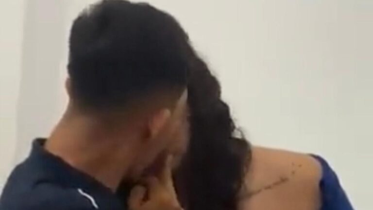 Hombre borracho vomita a su novia cuando la besaba