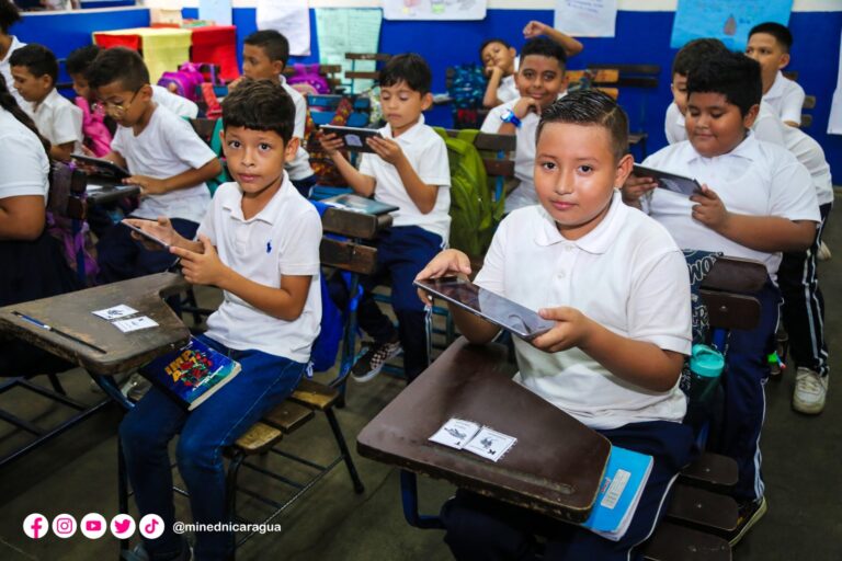 Escuela de Bilwi recibe aula digital móvil