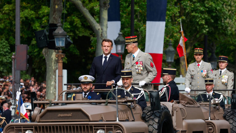 Abuchean a Macron durante desfile militar