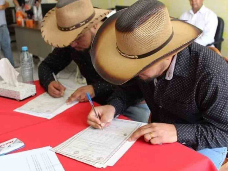 Compadres se enamoran, dejan a sus esposas y se casan