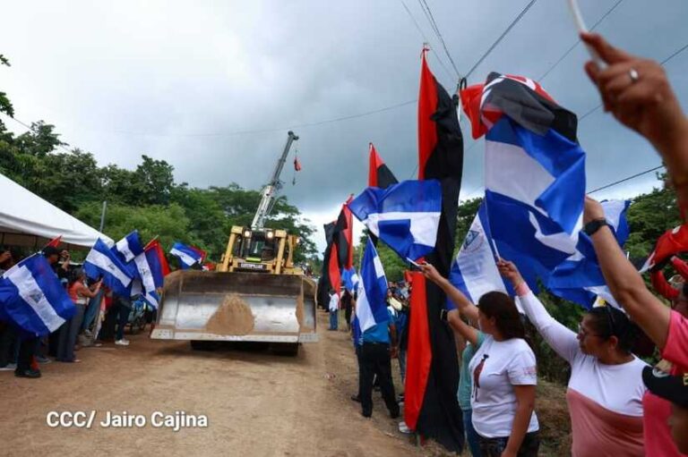 Inicia la construcción de la Carretera Costanera