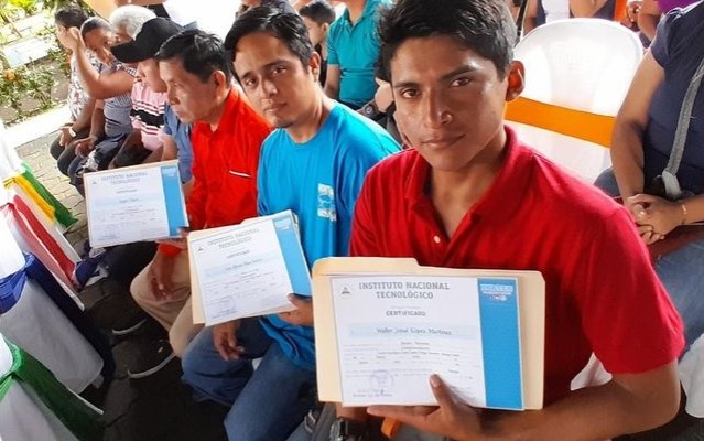Artesanos y emprendedores se gradúan de cursos técnicos