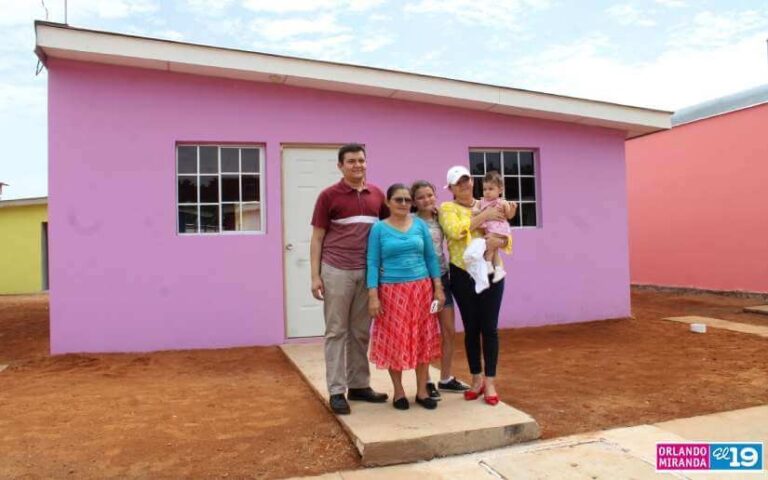 Un total de 231 familias reciben su vivienda en la urbanización Villa Santiago