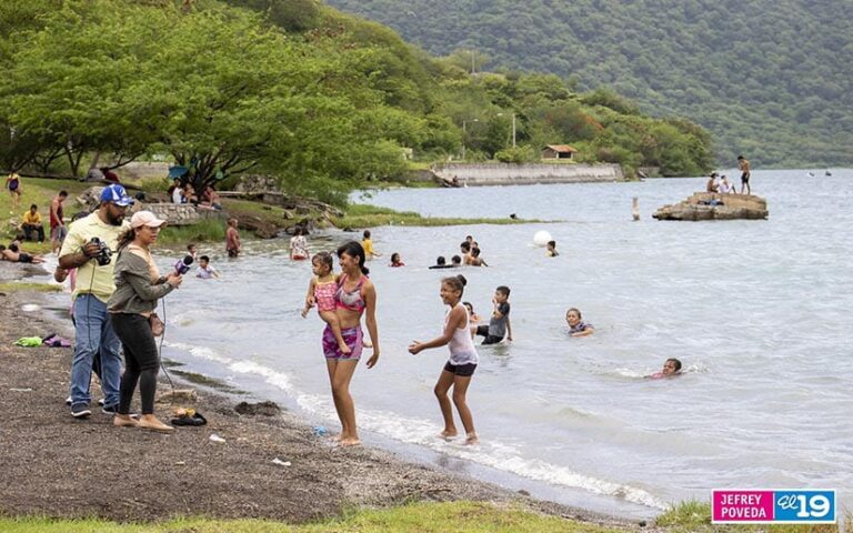 Turistas disfrutan de las aguas de la Laguna de Xiloá y del Centro Recreativo Xilonem