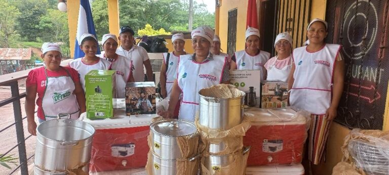 Entregan kits tecnológicos a emprendedores de Granada