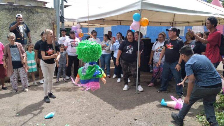 Adultos Mayores saludan el 44/19