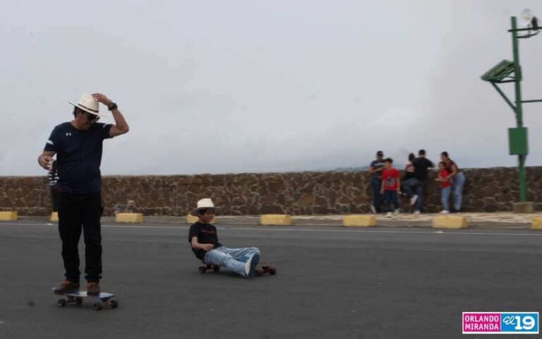 Familias acuden al espectacular volcán Masaya