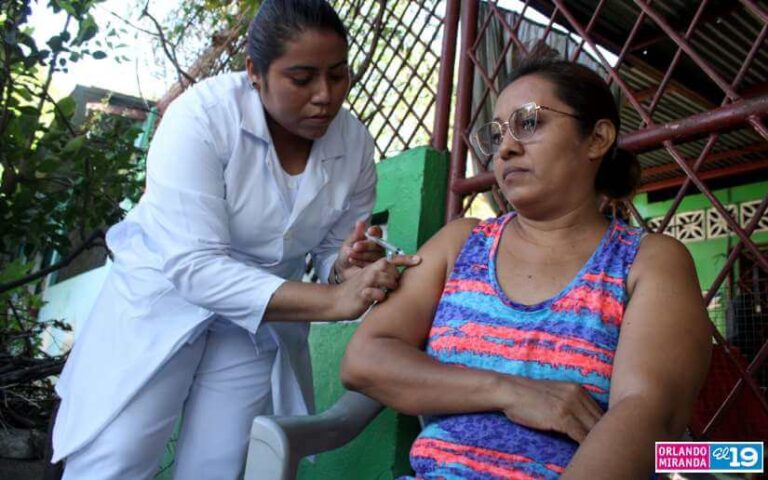 Familias del barrio San Sebastián se vacunan contra la Covid-19