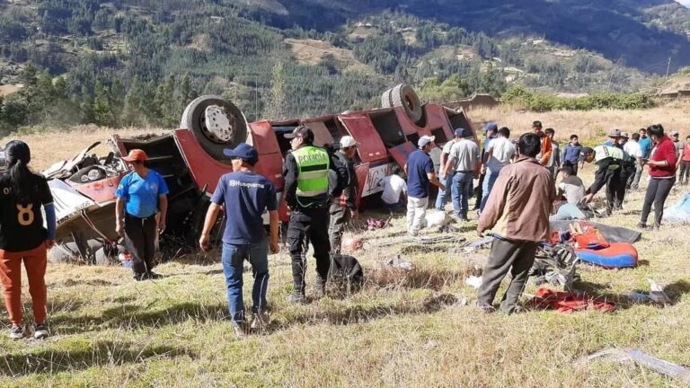 Mueren 13 personas al caer un bus en un abismo en Perú