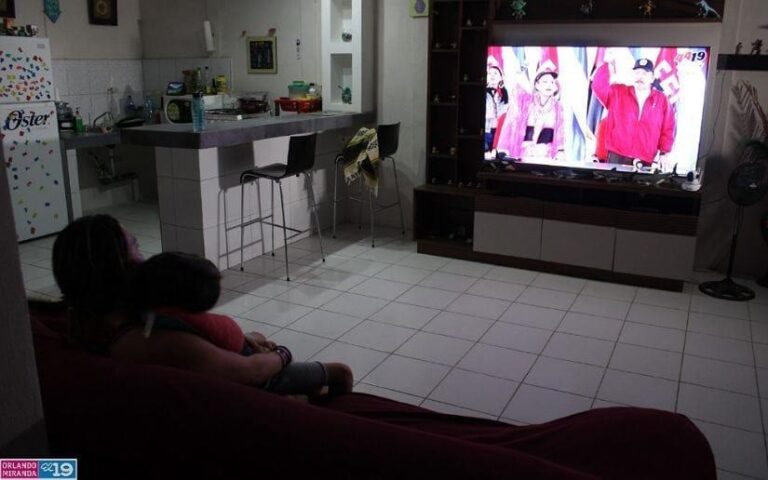 Familias celebran el 44/19 desde sus hogares