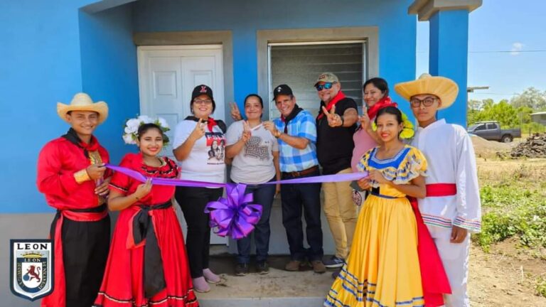 Entregan viviendas y lotes a familias de León
