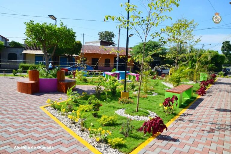 Entregan mejoras en el Parque Leoncito, en Granada