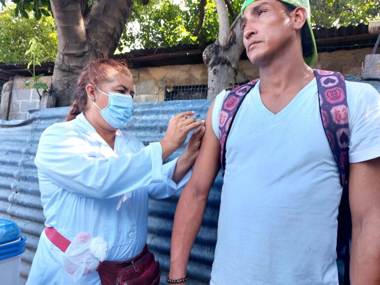 Realizan jornada de vacunación contra la Covid-19 en el barrio Ayapal