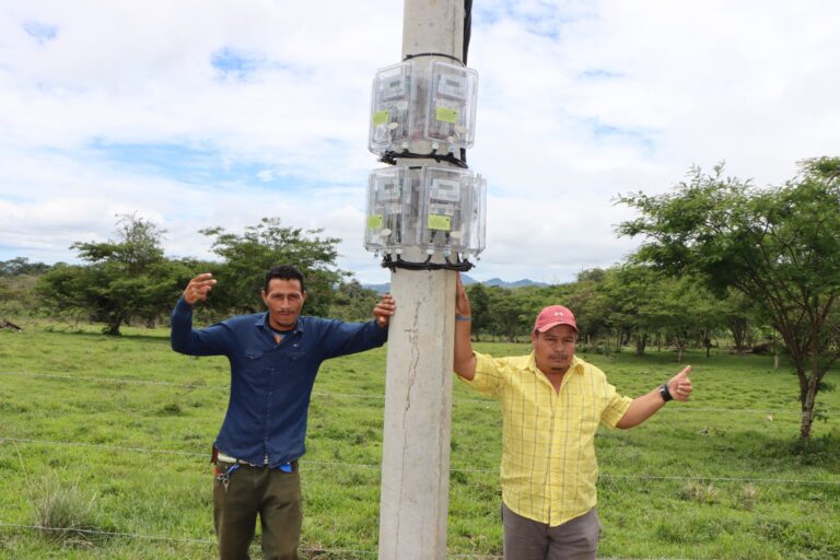 Llevan la energía eléctrica a la comunidad “Cerro Grande de Amacuyán”
