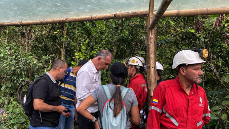 Seis hombres quedan atrapados en una mina en Colombia