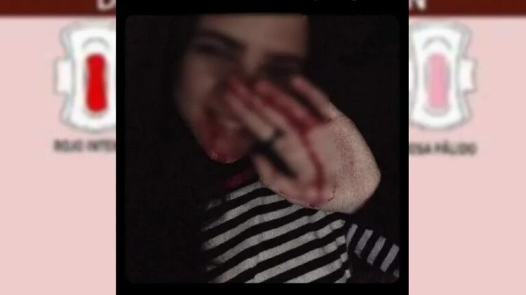 Se come su menstruación y dice que sabe muy “aperitivo”